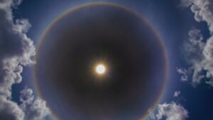 Fenômeno ‘halo solar’ acontece em estado brasileiro e impressiona