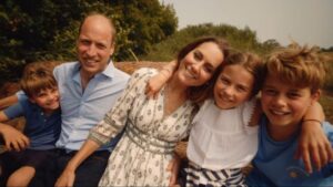 Kate Middleton ao lado dos filhos