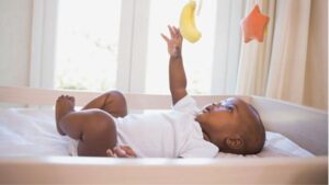 Seu filho está pronto para ir da cama para o berço? Saiba como conduzir essa mudança da melhor forma