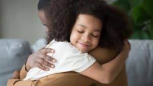 Importância de legitimar a dor do seu filho: como e quando acolher?