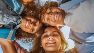 Como ajudar seu filho a fazer amigos? Saiba como auxiliar sem exageros