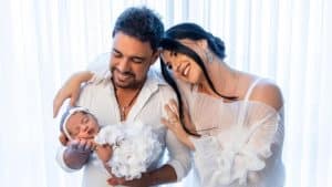 Esposa de Zezé di Camargo mostra semelhança da filha com o avô e gera reações