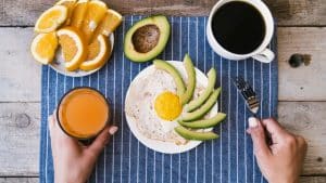 A importância do café da manhã pra o emagrecimento e quais alimentos incluir na rotina