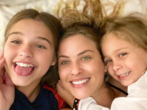Após anos longe da TV, Luiza Valdetaro brilha no Lollapalooza com suas filhas