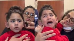 Menina com deficiência auditiva ouve a voz da mãe pela primeira vez e reação emociona; Veja o vídeo