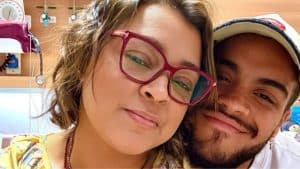 Filho de Preta Gil chega ao velório da mãe e é consolado por amigos e namorada em despedida