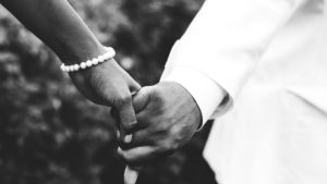 Após quase uma década de casamento, mulher descobre que era casada com seu cunhado