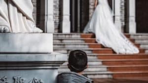 Mãe chora em cerimônia de casamento após noiva barrar a entrada de filho pequeno