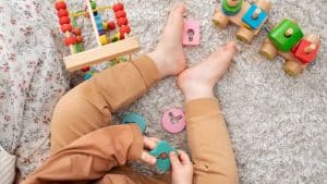 O brinquedo favorito do seu filho pode esconder mais bactérias que um vaso sanitário