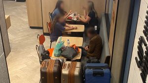 Mãe e filha que moraram no McDonald’s são despejadas de hostel por falta de pagamento
