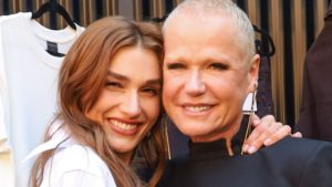 Xuxa conta que dá banho em Sasha, mesmo depois da filha adulta: “Como se fosse um bebê”