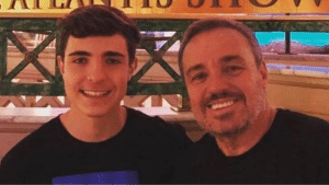 Filho de Gugu planeja futuro como apresentador: “Assisto muito aos vídeos do meu pai”