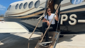 Pilota de 23 anos evitou tragédia em voo com Lívia Andrade. Conheça Nayane Porto!