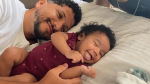 Yuri Lima compartilha vídeo da filha com IZA engatinhando pela casa