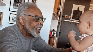 Gilberto Gil aparece com bisneta Aurora após perda de Preta Gil: “Tirando um sorriso do biso”