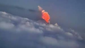 Vulcão na Rússia entra em erupção horas após o terremoto, na mesma região do epicentro dos tremores