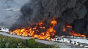 Incêndio de grande proporção atinge fábrica em Manaus e bombeiros tentam conter chamas há 18 horas