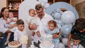 Pai de 6 filhos, Juliano Cazarré fala sobre as dificuldades da paternidade: “Corrido o tempo todo”