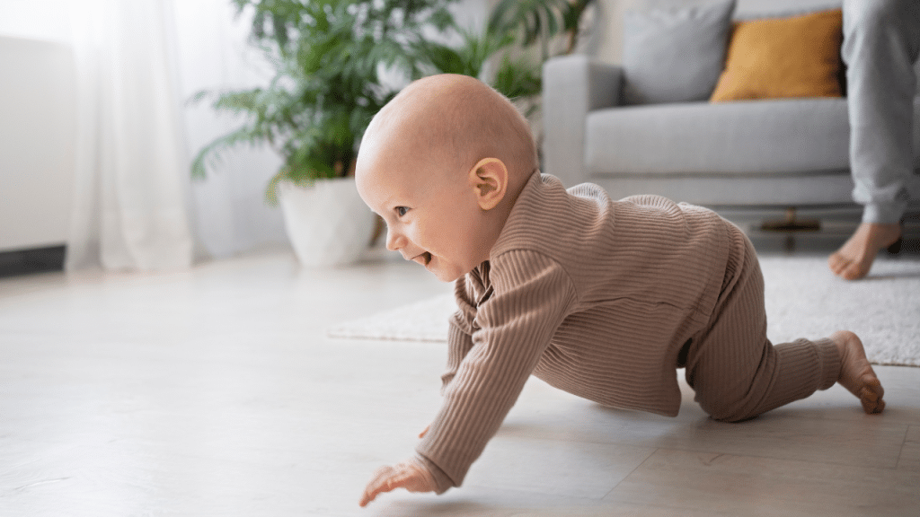Como ajudar meu bebê a engatinhar?
