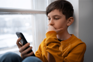 Cyberbullying começa cedo: como proteger seu filho nas redes sociais