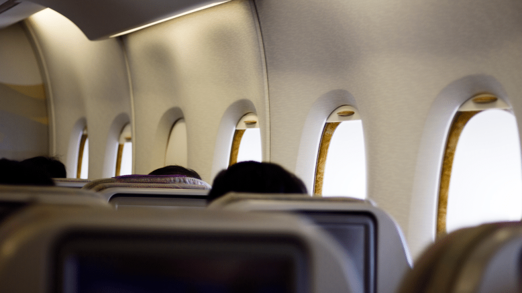 passageiros dentro do avião