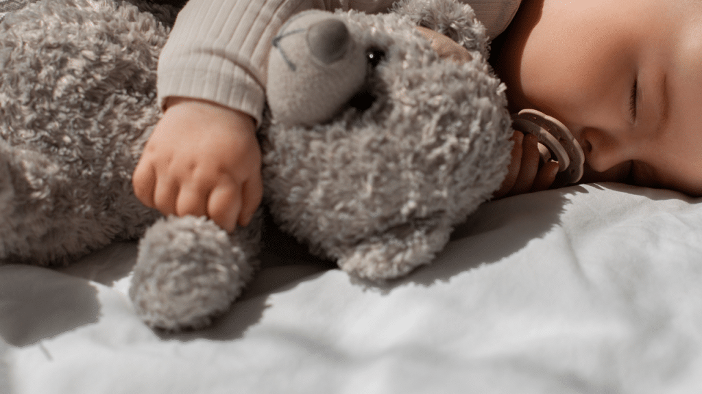Entenda o aumento preocupante de notícias falsas sobre sono infantil. Foto: Freepik