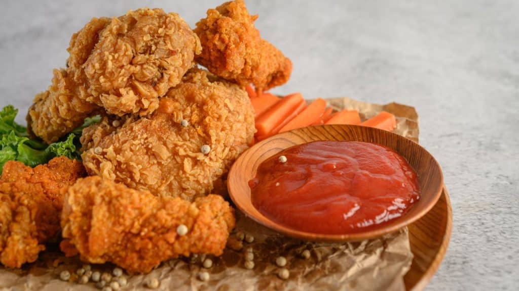 Frango frito americano crocante com receita simples e opções de molhos