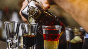 Bebidas com metanol: PF faz operação em fábricas suspeitas em São Paulo