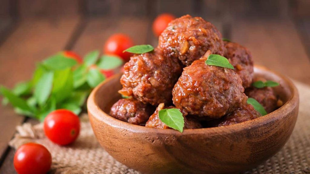 Almôndegas de carne com molho de cogumelos e castanhas: receita fácil e deliciosa