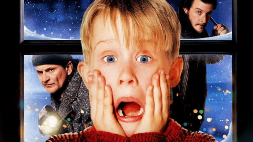 Macaulay Culkin em Esqueceram de Mim é um dos grandes clássicos natalinos. Foto: Reprodução/Disney +