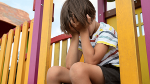 Entender como a forma de falar com seu filho muda completamente a reação dele pode transformar os momentos de irritação em casa. Foto: Freepik