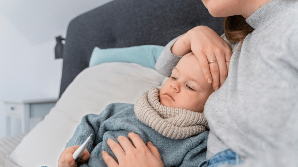 Mãe cuidando de uma criança doente