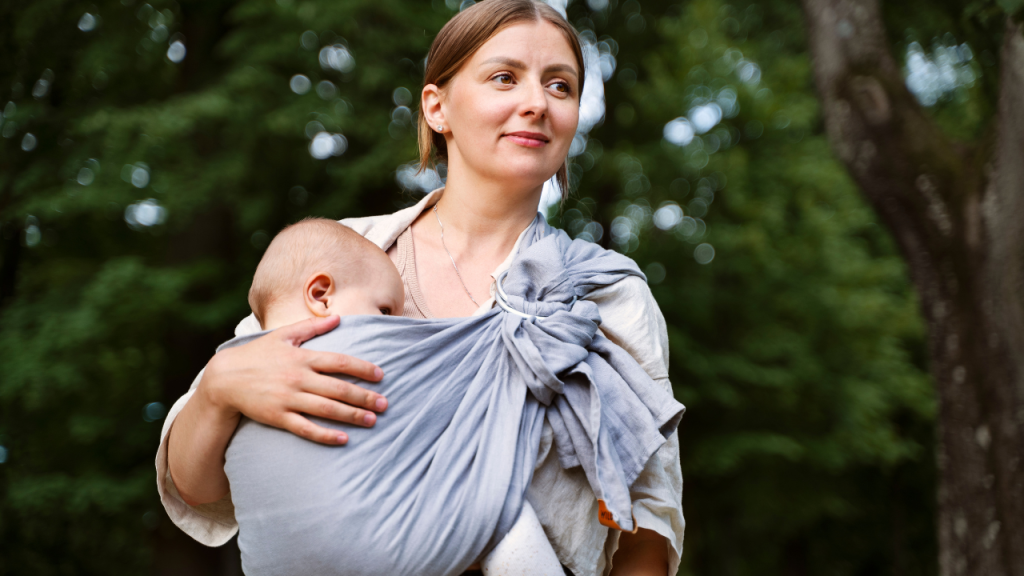 O contato com o pai, a mãe ou outro cuidador fortalece o vínculo afetivo e amplia a rede de segurança emocional do filho. Foto: Freepik