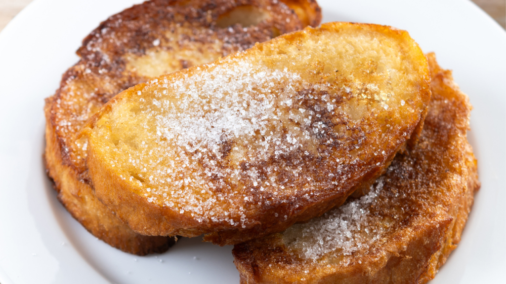 Versão feita na airfryer une rabanada e panetone em uma sobremesa prática, sem óleo e ideal para a ceia. Foto: Freepik.