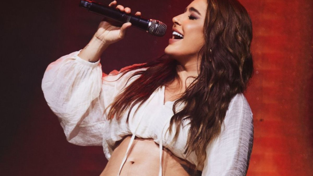 Lauana Prado exibe barriguinha de grávida antes de show e fãs se derretem; confira