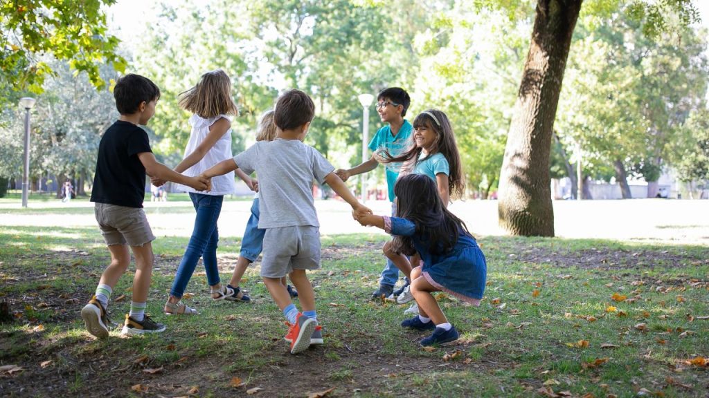 Imagem mostra crianças brincando juntas em parque