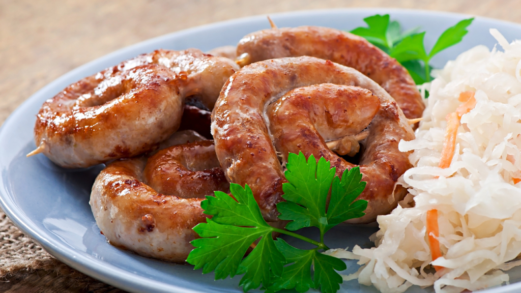 Linguiça ao forno com batatas receita super fácil em uma assadeira