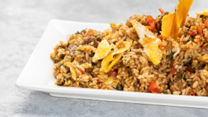 Depois de servir o arroz carreteiro, proponha uma conversa à mesa. Foto: Freepik