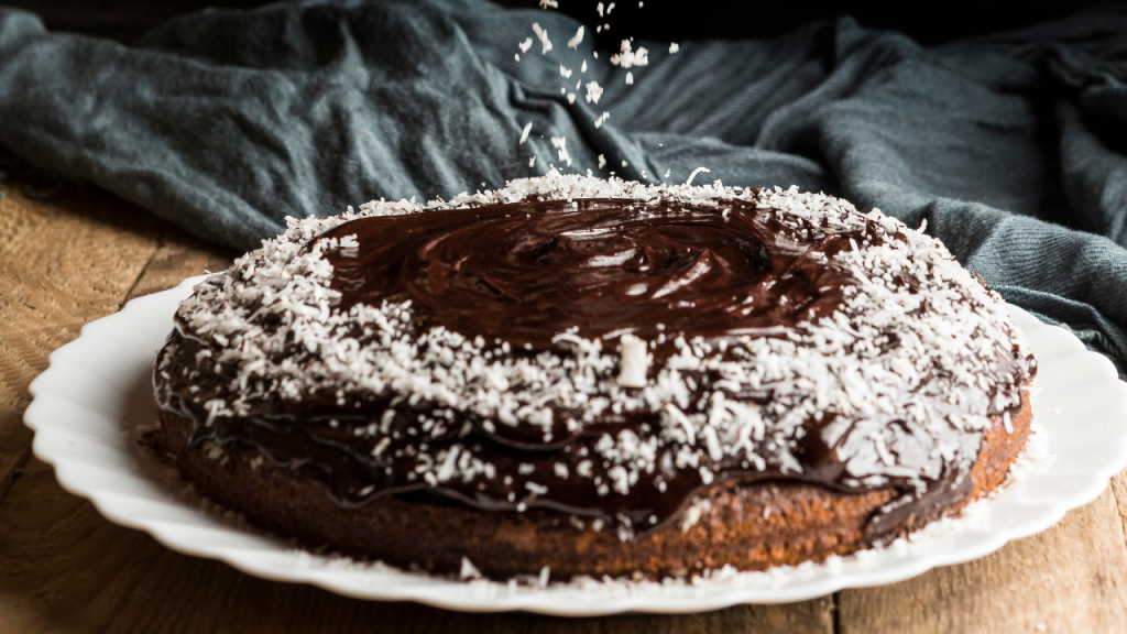 Enquanto o bolo prestígio gela, aproveite para conversar, organizar a mesa ou planejar o lanche da tarde juntos. Foto: Freepik