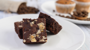 Enquanto um adulto cuida das etapas com calor, os filhos podem ajudar a organizar os ingredientes do brownie caranelizado ou montar os pedaços com brigadeiro. Foto: Freepik