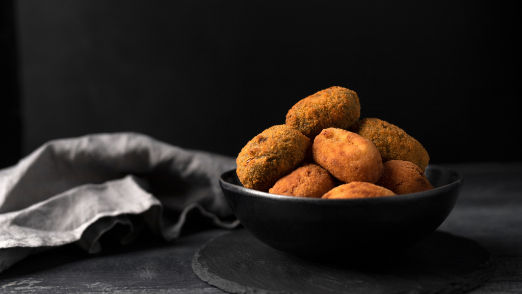 O croquete de carne moída é uma receita simples, rápida e deliciosa, perfeita para pais que querem oferecer refeições nutritivas e momentos especiais com os filhos. Foto: Freepik