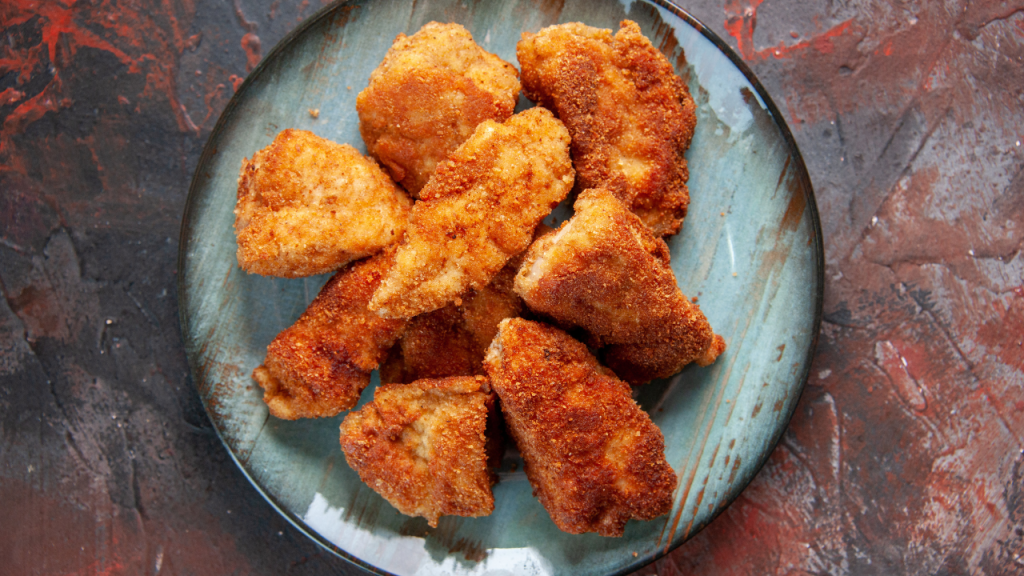 Depois de preparar o filé de frango empanado, vale aproveitar o momento à mesa para desacelerar. Foto: Freepik
