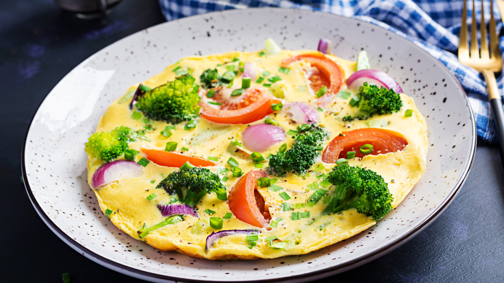 Enquanto a omelete de couve-flor cozinha, os pais podem convidar os filhos para ajudar a separar os ingredientes ou acompanhar o preparo. Foto: Freepik