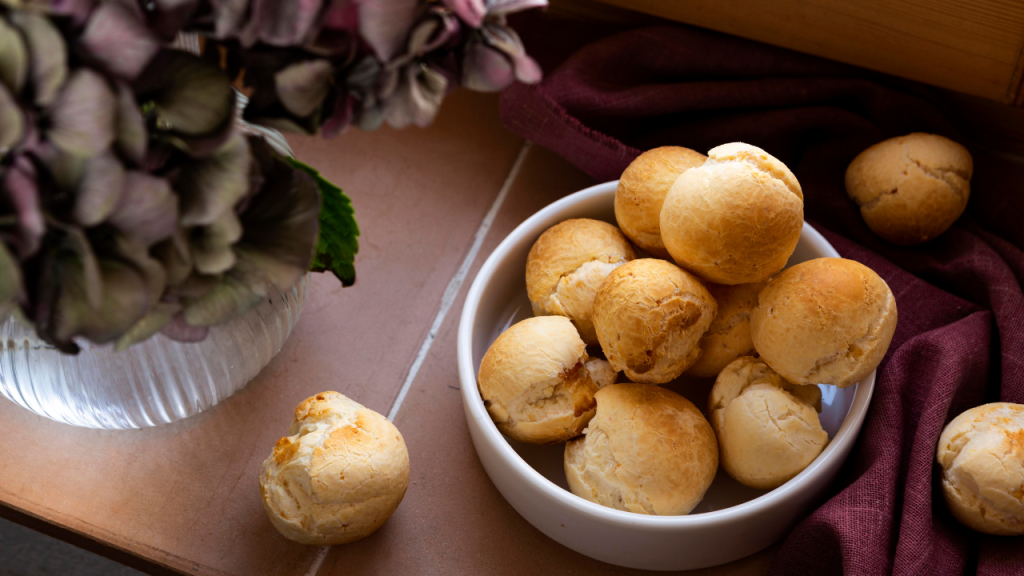 Enquanto o pão de queijo de liquidificador assa, vale aproveitar o tempo para conversar, organizar a mesa ou simplesmente desacelerar junto com os filhos. Foto: Freepik