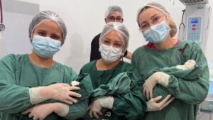 Mãe de primeira viagem dá à luz trigêmeos após gravidez espontânea