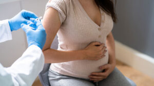 Vacinação da gestante protege o bebê contra doenças antes mesmo do nascimento