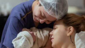 Mari Fernandez e Júlia Ribeiro anunciam nascimento da primeira filha: “Nosso maior presente”