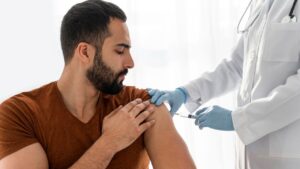 Anvisa aprova nova vacina contra pneumonia e meningite para adultos